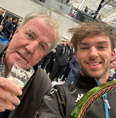 Jeremy Clarkson gaat opnieuw langs bij Alpine en trakteert op bier