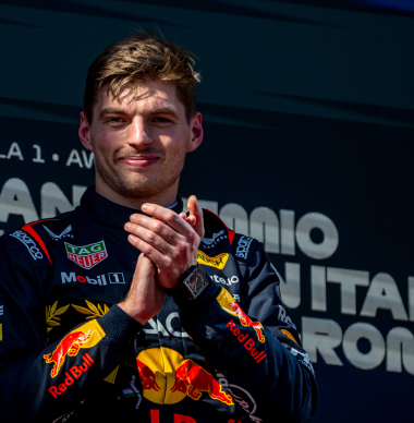 Verstappen bekijkt rookies en wijst uitblinker aan: 'Hij doet het heel goed ja'