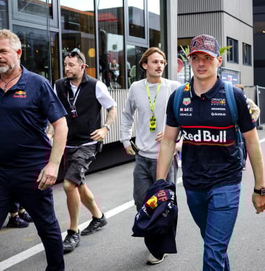 'Verstappen blijft bij Red Bull, maar krijgt groen licht om in 2027 ergens anders te rijden'