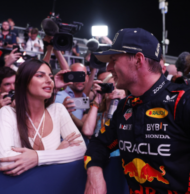 Verstappen lacht en juicht: vriendin Kelly Piquet weet bruidsboeket niet te vangen