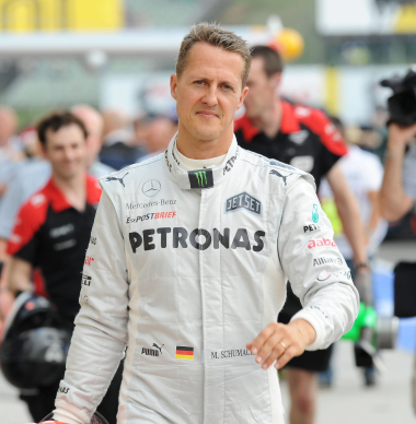 Michael Schumacher signeert helm Jackie Stewart in aanloop naar Bahrein voor goed doel