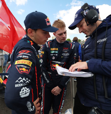 Frustratie bij Vermeulen ondanks klassezege in Verstappen-Ferrari: "Dit mag niet het thema worden"