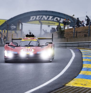 Ferrari verslaat Toyota van De Vries in regenachtig Le Mans, zege voor Schuring bij GT3's