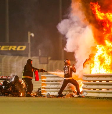 Haas-teambaas blikt emotioneel terug op crash Grosjean: "Zijn schoen zat nog in de auto"