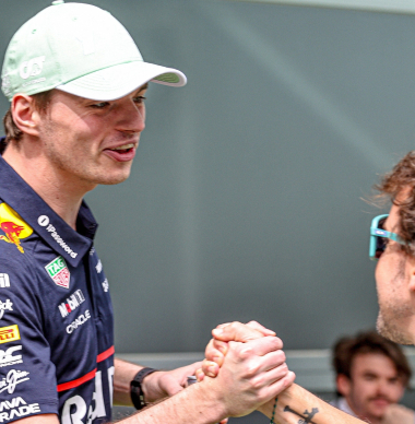 Alonso over geruchten transfer Verstappen naar Mercedes: 'Kan hem adviseren, maar...'