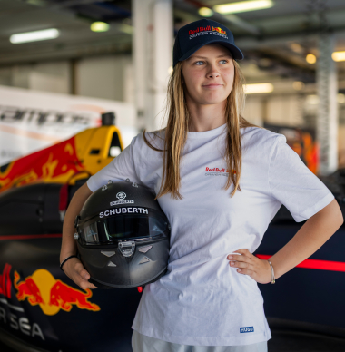 Vrouwelijke coureur krijgt Red Bull-contract: "Mijn doel is om wereldkampioen te worden"