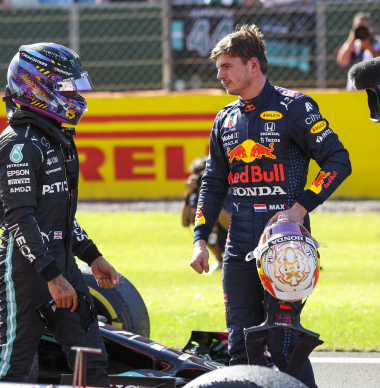 Verstappen wijst naar letsel na crash met Hamilton op Silverstone in 2021