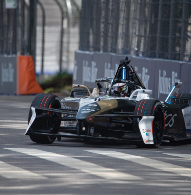 Evans van laatste naar eerste en wint São Paulo E-Prix na koprol van Wehrlein