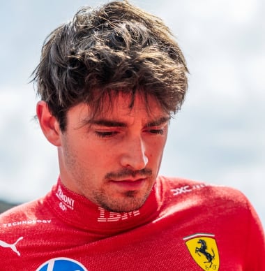 Leclerc risponde alle accuse di Russell sulle irregolarità in Ferrari