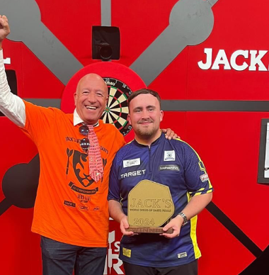 Tim Coronel verbaast Koert Westerman en poseert met dartswinnaar Luke Littler
