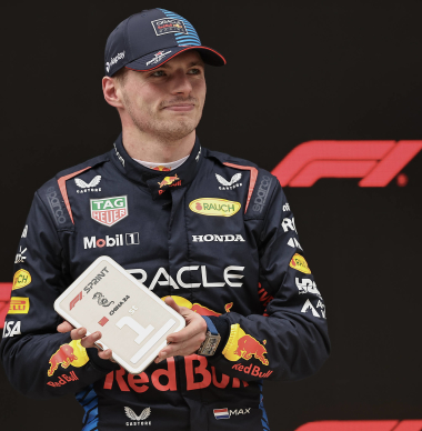 Eerste zege voor Verstappen is binnen: Team Redline wint virtuele 24 uur van Nürburgring