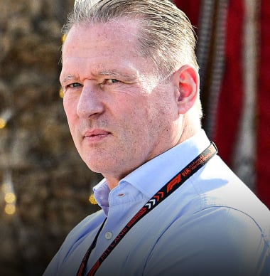 Jos Verstappen stapt in oude Red Bull-bolide tijdens Grand Prix van Oostenrijk
