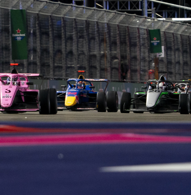 Gekkenhuis in Vegas: Pin wint Race 1 van F1 Academy na Red Bull-diskwalificatie en Ferrari-crash