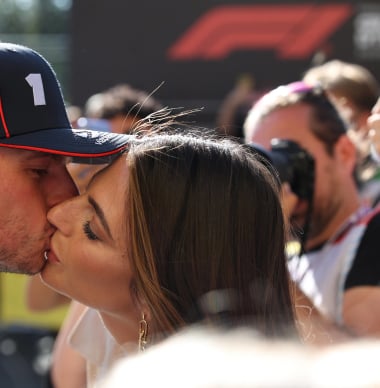 Kelly Piquet geeft uniek kijkje achter de schermen bij overwinning Verstappen in Italië