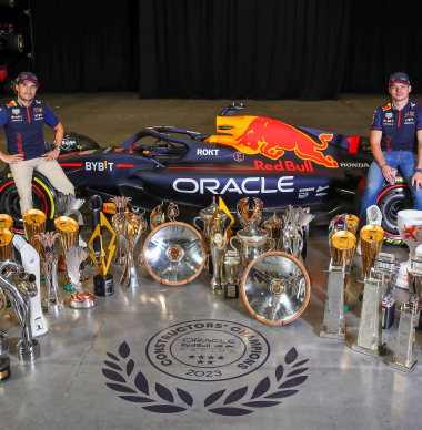 Verstappen en Pérez poseren met in 2023 bij elkaar gereden zilverwerk