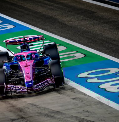Alpine springt in het oog met opvallende achtervleugel in Bahrein