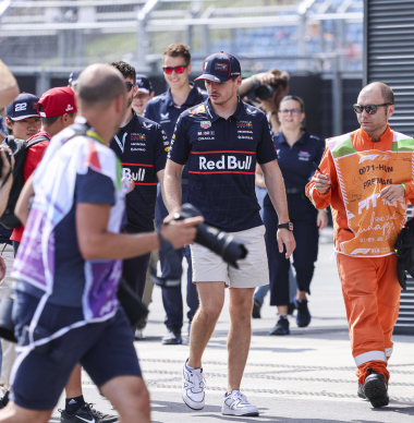 Red Bull deelt met knipoog beelden van valpartij fotograaf bij binnenkomst Verstappen