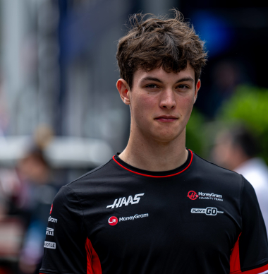 Haas geeft Bearman de kans tijdens VT1 in Spanje