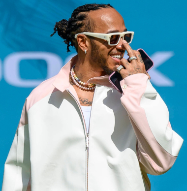 Dubbelganger Hamilton steelt de show in Barcelona: "Alibaba-versie van Lewis"