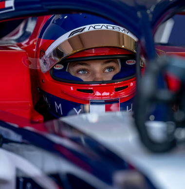 16-jarige vrouwelijke coureur tekent bij F1-opleidingsprogramma van Ferrari