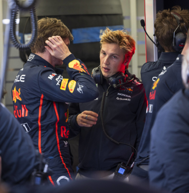 Verstappen baart opzien: 'Liam zou in de auto van de Racing Bulls harder gaan'
