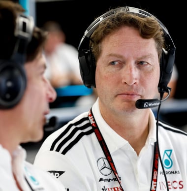 'Mercedes-Benz CEO overweegt stap naar de rechter als FIA motorfoefje verbiedt'