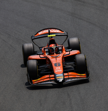 Bizarre startcrash bij Formule 2 in Monaco met elf auto´s waaronder Richard Verschoor