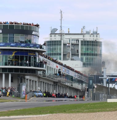 Zesuursrace op de Nürburgring gaat door ondanks explosie met 22 gewonden