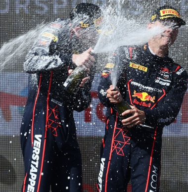 Lulham bijna sprakeloos na Spa 24H-zege: "Heel veel hulp gekregen van Verstappen"