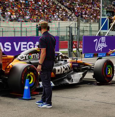 Dit is het apparaatje waarmee de FIA de illegale plank van McLaren opmat