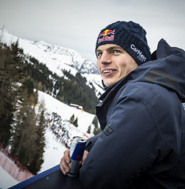 Verstappen en Kelly Piquet afgezet in Zwitserland voor wintersportvakantie