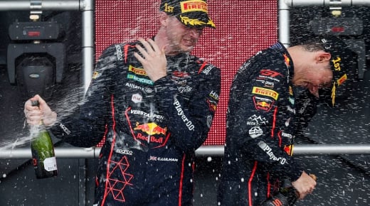 Verstappen ziet McLaren straf opgelegd worden en sleept tóch kampioenschap binnen
