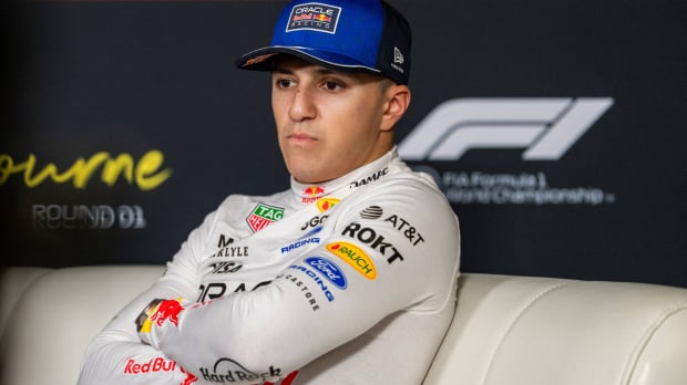 Isack Hadjar baalt flink van pech in Singapore: 'Ik wil gewoon rijden' — Foto: © IMAGO