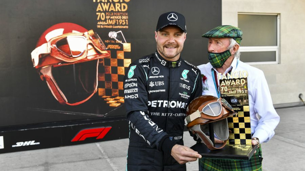 Bottas posing with his Fangio Award in Mexico — Foto: © LAT Images