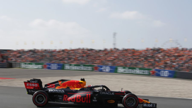 Max Verstappen in his RB16B at Circuit Zandvoort — Foto: © LAT Images