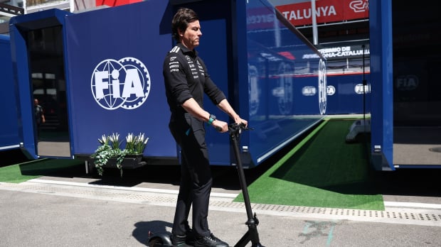 Toto Wolff scoots past the FIA badge in the F1 paddock — Foto: © IMAGO