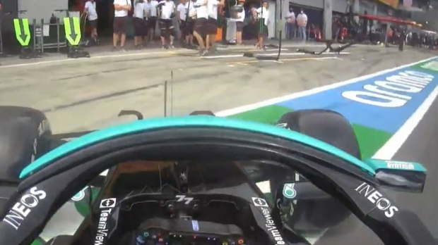 Valtteri Bottas spint in de pitstraat. — Foto: © LAT Images