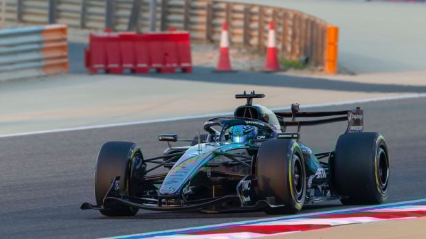 George Russell drives his Mercedes around the Bahrain circuit — Foto: © IMAGO