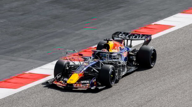 Verstappen in de RB22 in actie
