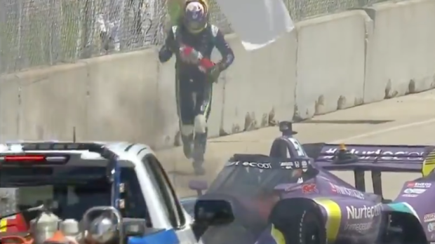 Romain Grosjean blust zelf vuurtje in zijn auto
