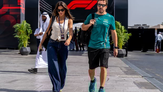 Alonso with girlfriend Jimenez — Photo: © IMAGO