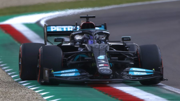 Lewis Hamilton in actie op Imola.