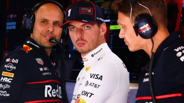 Lambiase stood next to Verstappen in the Red Bull garage — Photo: © IMAGO