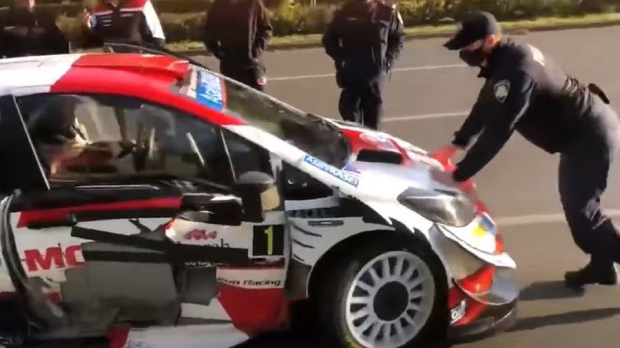 Sébastien Ogier vlucht voor de politie.