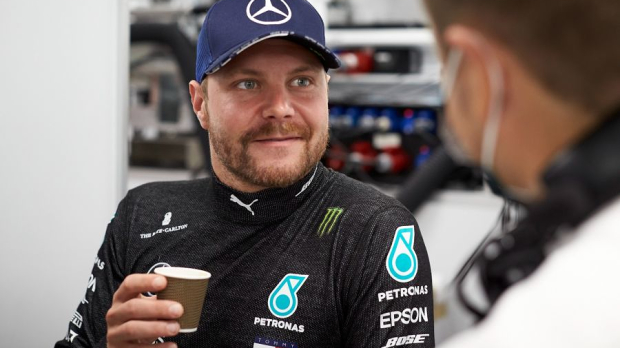 Valtteri Bottas drinkt een espresso. 