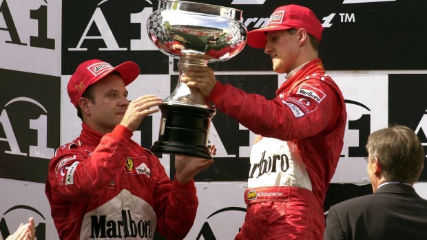 Michael Schumacher gives the winner's trophy to Rubens Barrichello at the 2002 Austrian Grand Prix — Foto: © IMAGO