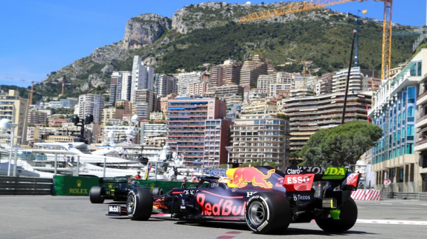 Max Verstappen in actie in de eerste vrije training in Monaco.