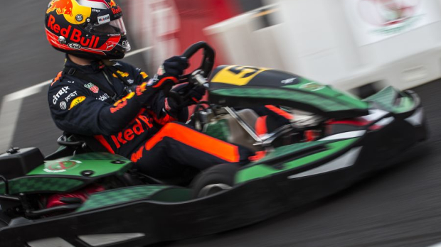 Verstappen (voor de lol) in een kart tijdens de Grand Prix van Italië in 2017