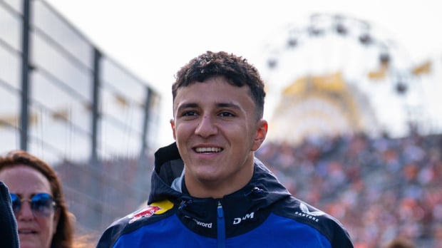 Hadjar grapt over polsblessure: 'Op de bank zitten leverde me podium én nieuw contract op' — Foto: © IMAGO