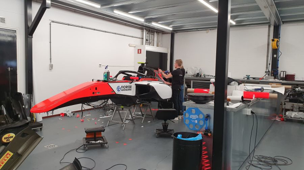 De auto van Raghunathan wordt geprepareerd